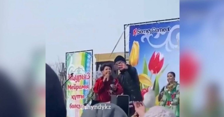 Әнші Роза Рымбаева селфиге түспек болған жанкүйерін итеріп жіберді