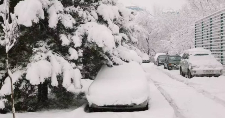 Қар құрсауынан жүздеген адам құтқарылып жатыр