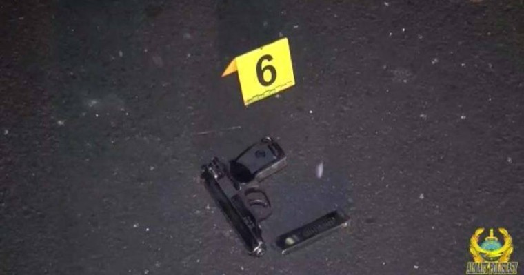 Алматыда қарулы екі жігіт ломбардты тонап кетті (видео)