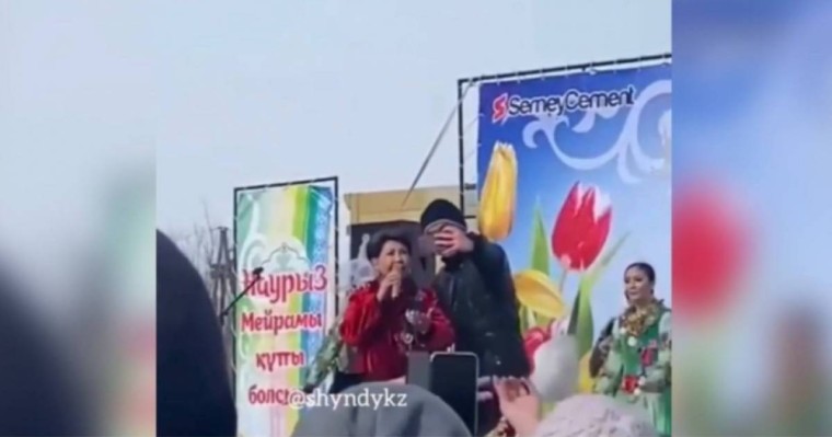 Роза Рымбаева сэлфи жасамақ болған жігітті кеудесінен итерді