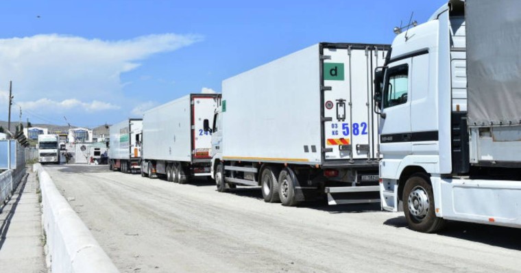 Жүк арасындағы жеңіл көлік: шекарада жүргізушінің заңсыз әрекеті әшкере болды