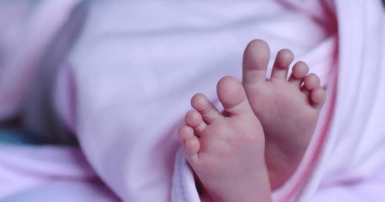 "Қорқып кетіп, туысымды шақырдым": Оралда төсеніштерді қағуға шыққан әйел қоқыс жәшігінен нәресте тауып алды