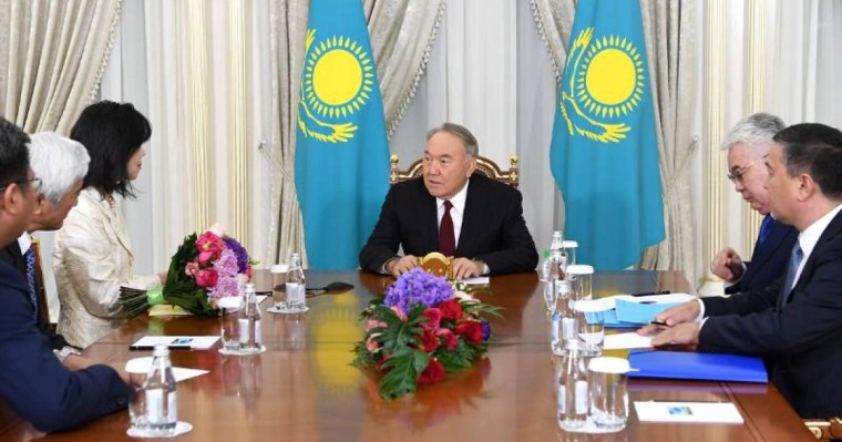 纳扎尔巴耶夫会见前国际原子能机构前总干事天野之弥家人