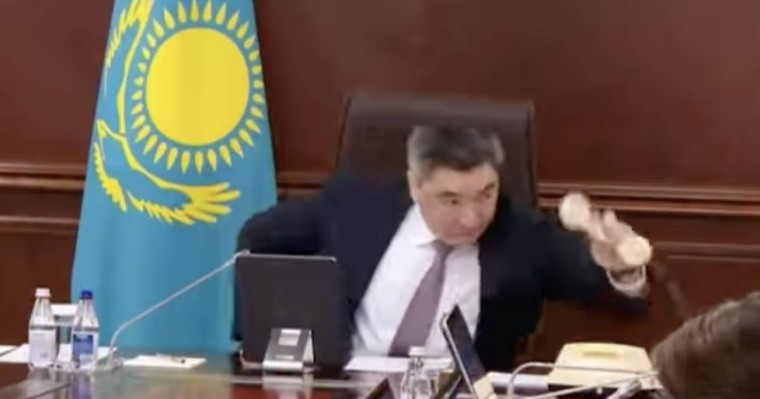 Үкіметтегі күтпеген жағдай: Бектенов телефон қоңырауынан кейін залдан шығып кетті