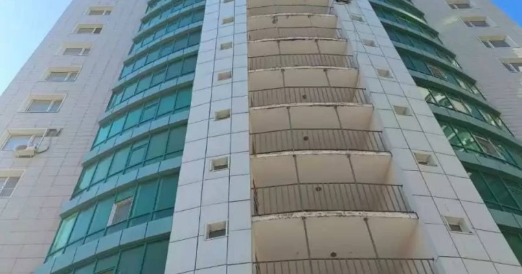 Ақтөбеде екі әйел көпқабатты үйдің жоғарғы қабатынан секіріп көз жұмды