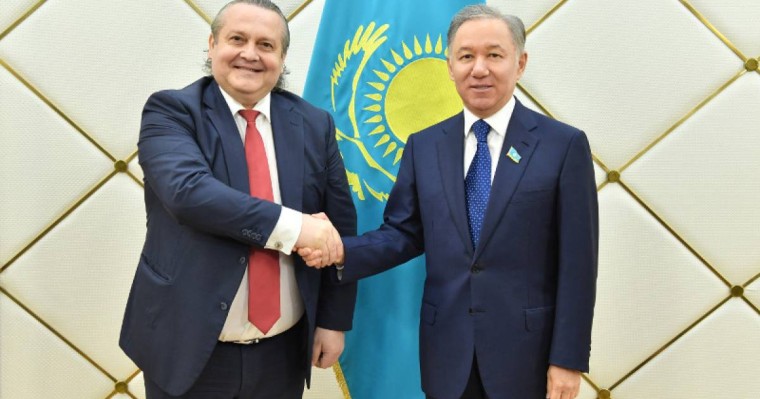 马吉利斯议长会见保加利亚驻哈大使