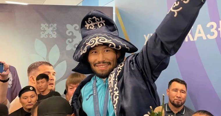 Олимпиаданың күміс жүлдегері Демеу Жадыраев Қазақстанға оралды (видео)