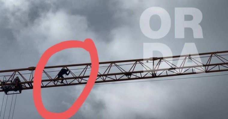 СҚО тұрғыны шенділерге жанайқайын жеткізу үшін құрылыс кранына шығып алған