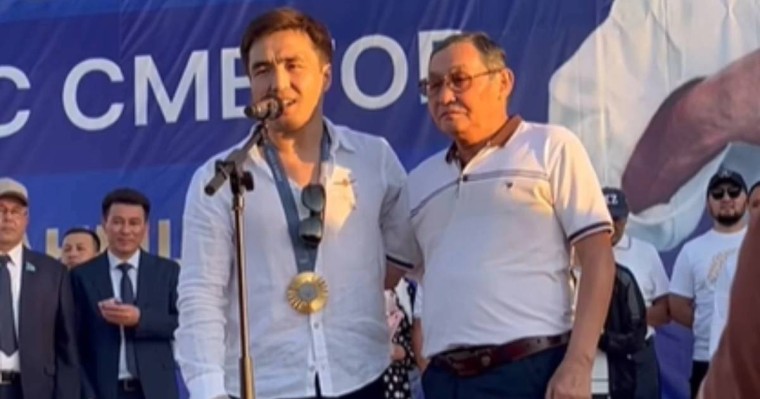 Елдос Сметов өзіне берілген су жаңа көлікті алғашқы бапкеріне сыйлады