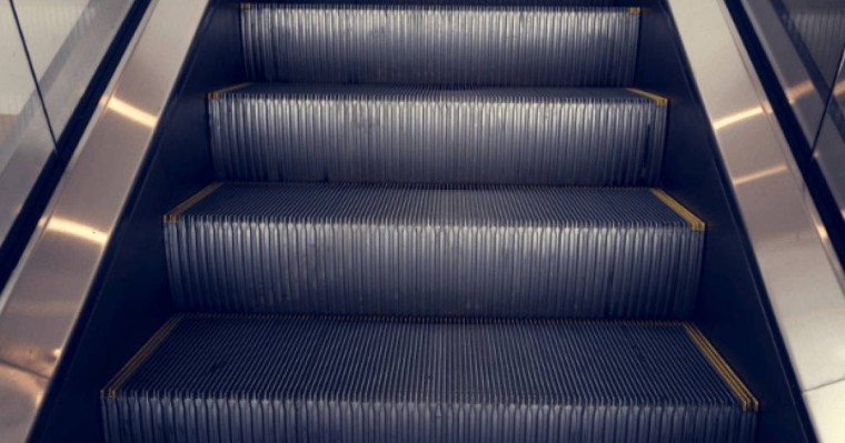 Көкшетауда эскалатор әйелдің аяғын қысып қалды