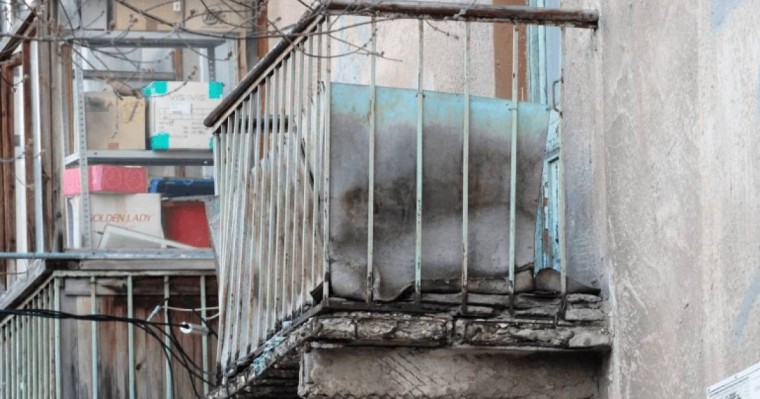 Астанада әйелін балконнан итеріп жіберген ер адамға сот үкім шығарды