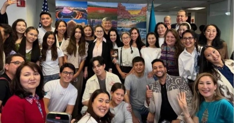 Димаш Құдайберген Нью-Йорктегі мәдениет қайраткерлерімен кездесті