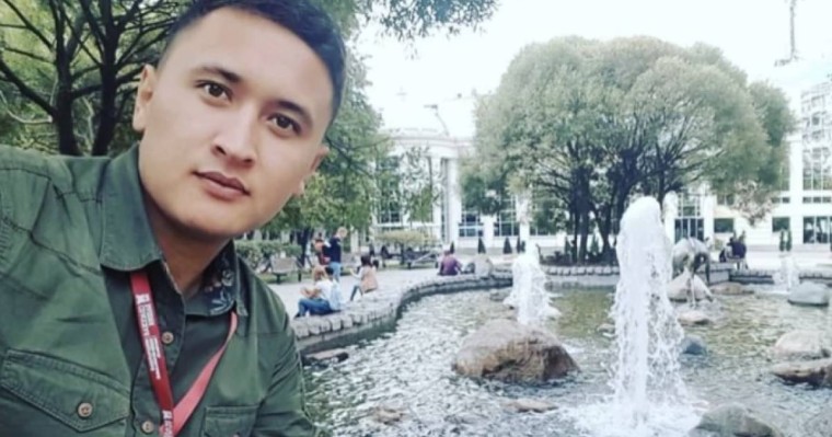 «Құдаймен, өліммен қорқытып бітті»: Журналист халықтың «басын қатырған» діндарларға ашулы