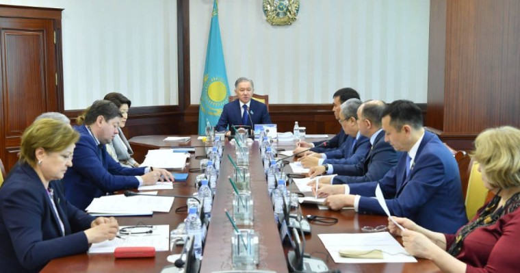 尼格马图林主持召开下院主席团会议