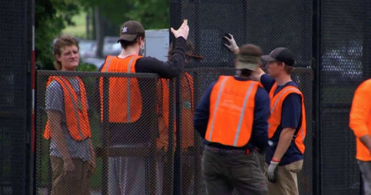 АҚШ-тағы наразылық: Ақ үйдің айналасына қоршау орнатылды