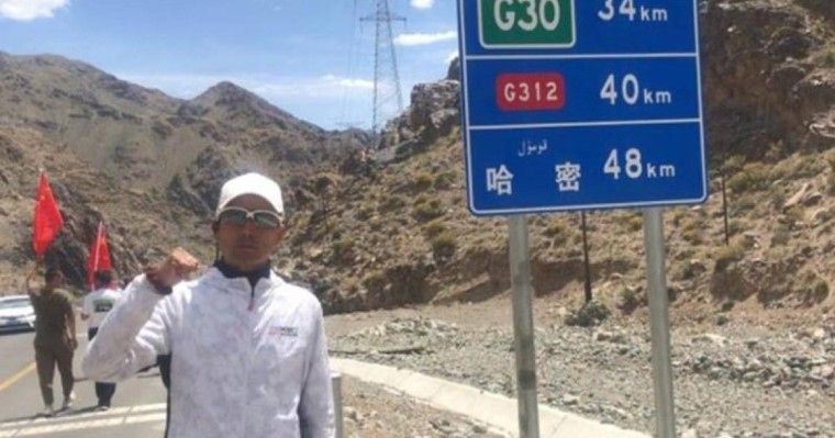 中国哈萨克小伙禁食徒步5000公里抵达上海