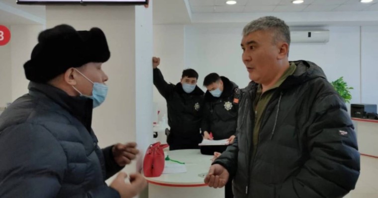 "Бүкіл Қазақстанда доллар болмағаны ма?": Ақтөбелік кәсіпкер банктен ақшасын ала алмай жүр