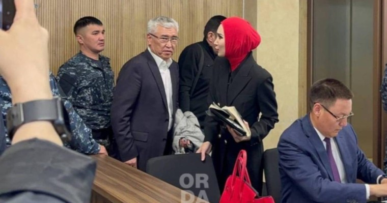 Арыстанбек Мұхамедиұлының орынбасарын сот залынан жедел жәрдеммен алып кетті