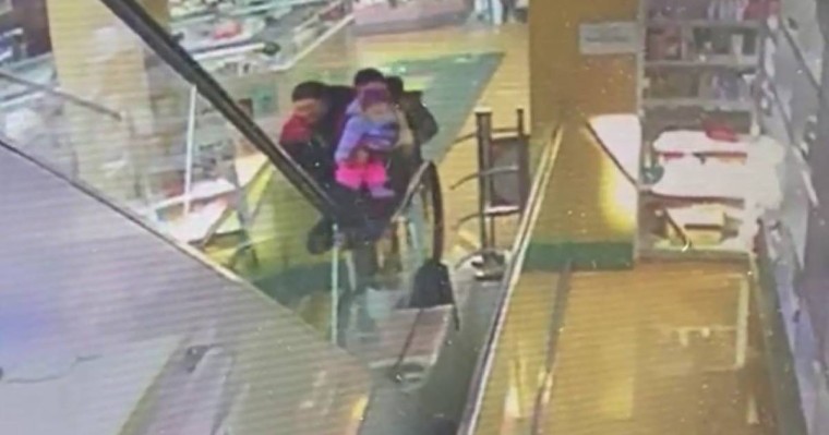 Оралда анасы эскалатордан құлатып алған тоғыз айлық қыз қайтыс болды