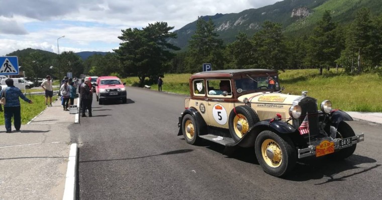 “2019北京-巴黎老爷车拉力赛”参赛车辆经过阿克莫拉