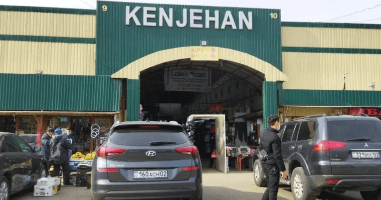 "5 миллион теңге бермесек, базардан кетіреді": Алматыдағы "Кенжехан" базарының сатушылары шу шығарды