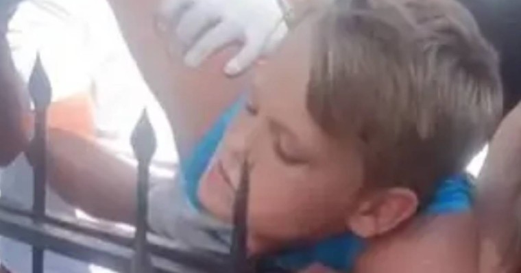 Алматыда тамағына темір кіріп кеткен балаға 1,5 сағат операция жасалды