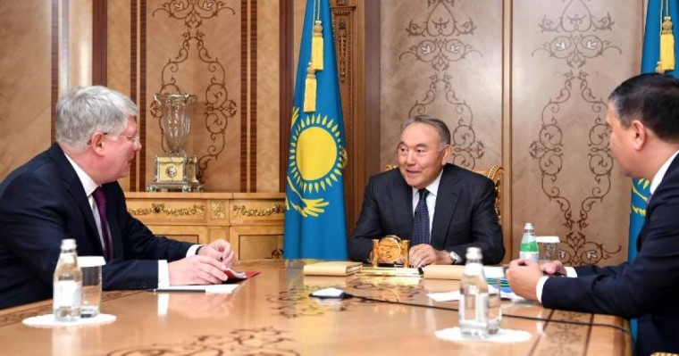 首任总统纳扎尔巴耶夫会见俄罗斯驻哈大使