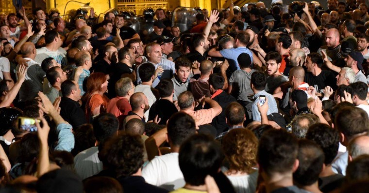 Тбилисиде полиция мен наразылар қақтығысып, ондаған адам жапа шекті