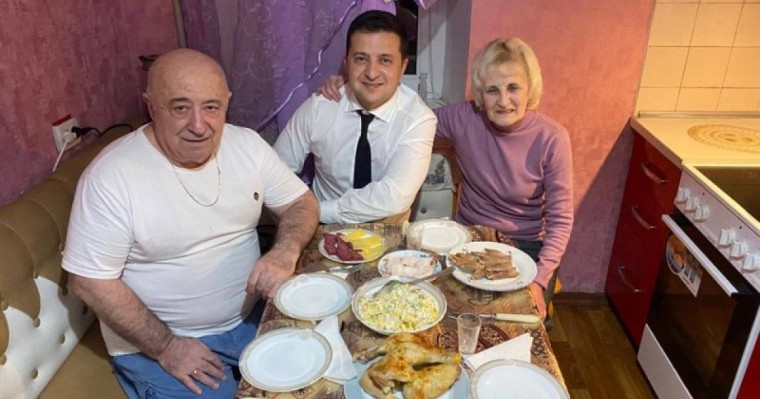 Зеленскийдің ата-анасымен түскен суреті әлеуметтік желіде қызу пікірталас тудырды