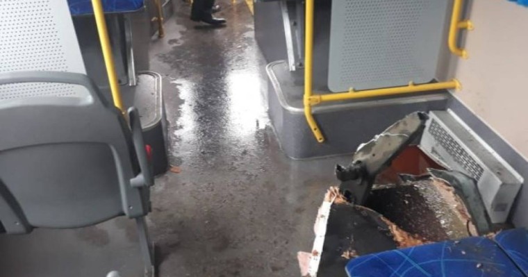 Алматы жаңалықтары: құдықтың қақпағы автобустың астын тесіп өтті