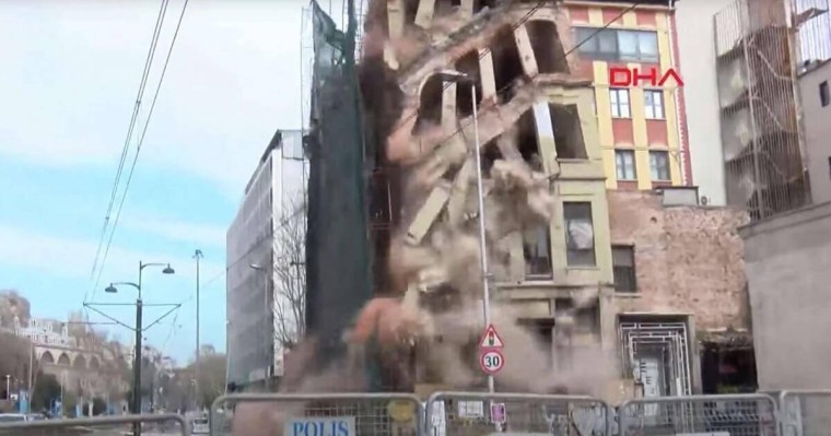 Ыстамбұлдың орталығында бес қабатты ғимарат құлады (ВИДЕО)