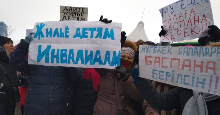 Нұр-Сұлтанда қырық шақты әйел Тоқаевтың шығуын талап етіп жатыр