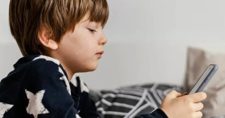 "Әйелдердің кеудесін ашқан, жыныстық қатынас көріністері бар": TikTok балаларға порнография ұсынған