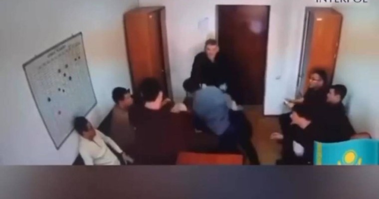 Ақтаудағы криминалды полиция басшысының қызметкерлерін ұрып жатқан бейнежазба тарады