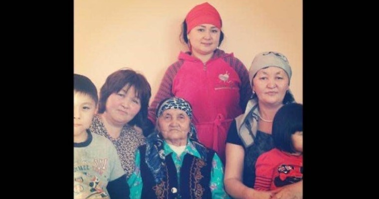 Жалғыздан көбейдік деп отыратын: Роза Әлқожаның әжесі 97 жасында өмірден озды