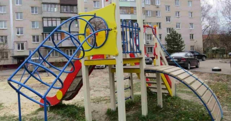 Оралда ер адам ойын алаңында асылып қалды