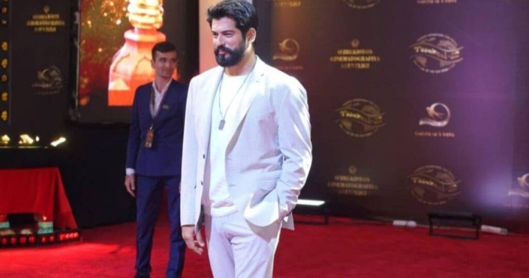 “Қоршауды сындырып, құлап жатыр”: Бурак Өзчивиттің қазақстандық жанкүйерлері елді шошытты