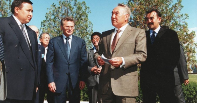 "Кланның әлсіреуі". Назарбаев туысының ұсталуы нені білдіреді?