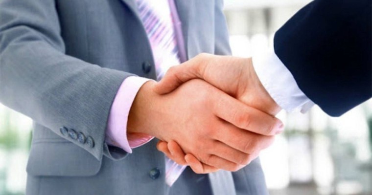 Ғалымдар қол алысу арқылы коронавирус жұқтыру қаупі өте төмен екенін айтты - Қазақстан жаңалықтары