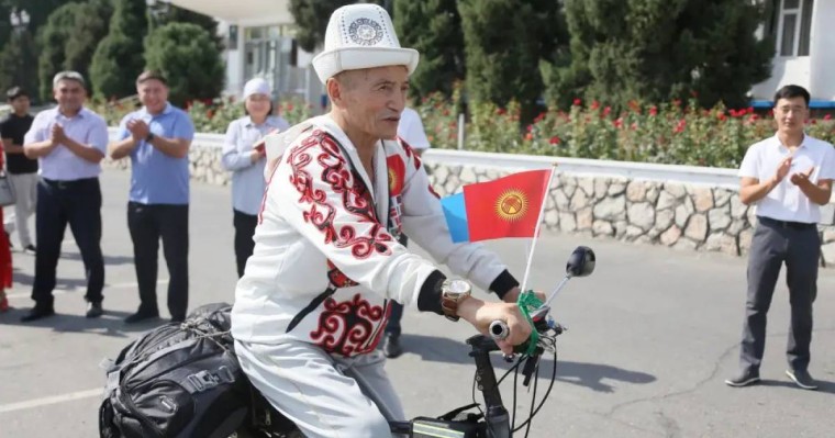 Қырғызстандық зейнеткер Астанада өтетін көшпенділер ойындарына велосипедпен шықты
