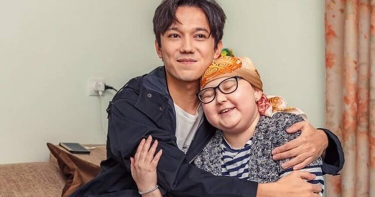 迪玛希赴宁养中心面见重病小歌迷