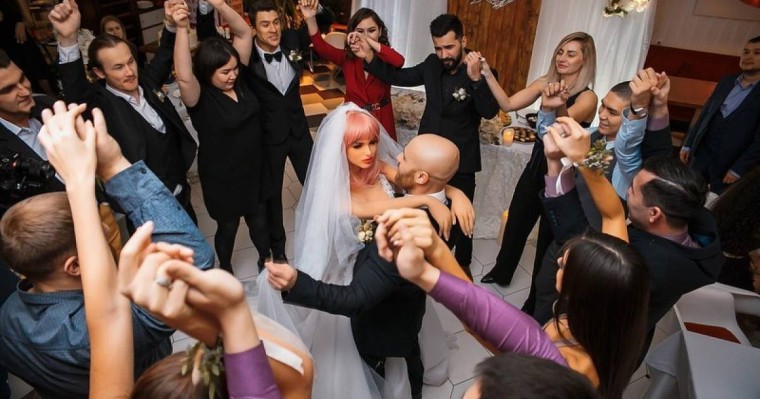 Қуыршаққа үйленген қазақстандық ұлан-асыр той жасады