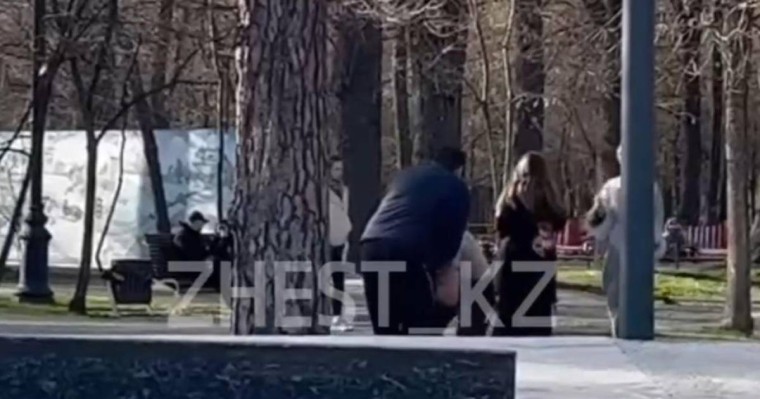 Әлеуметтік желіде ер адамның жасөспірімді соққыға жығып жатқан видеосы қызу талқылануда (видео)