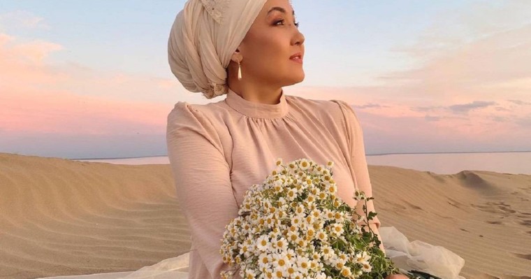 Индира Расылхан: Орамал таққаным үшін жобалардан қысқартылғаным рас