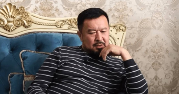 "Әйелінің ақылдылығы": Сәбит Әбдіхалықов үш әйелінен туған балаларының басын қосып, көпшілікке көрсетті (фото)