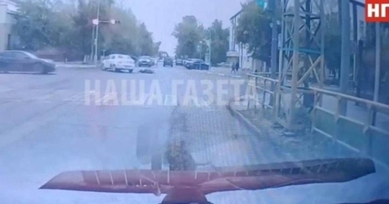 Қостанайда такси көлігінен құлап кеткен әйелді екінші көлік басып өтті  