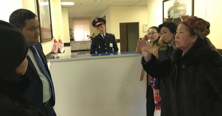 Шымкентте "әкімдік үйімізді тартып алды" деген салымшылар наразылық білдірді