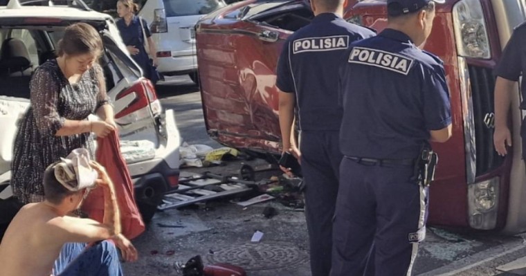 Алматыда полиция автобусы жеңіл көлікке соғып, жол апаты орын алды