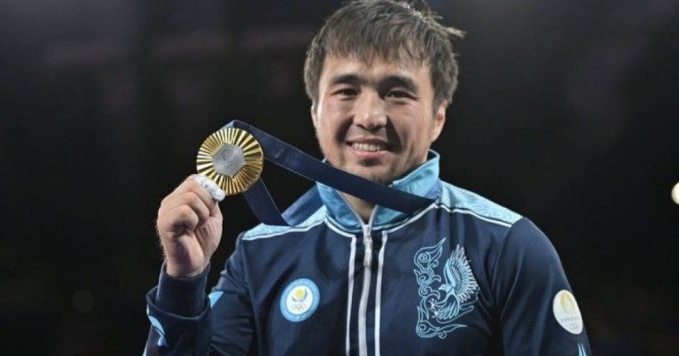 «Сахнадан көрсек, таңғалмаймыз»: желіде Елдос Сметовтің ән айтқан видеосы тарады