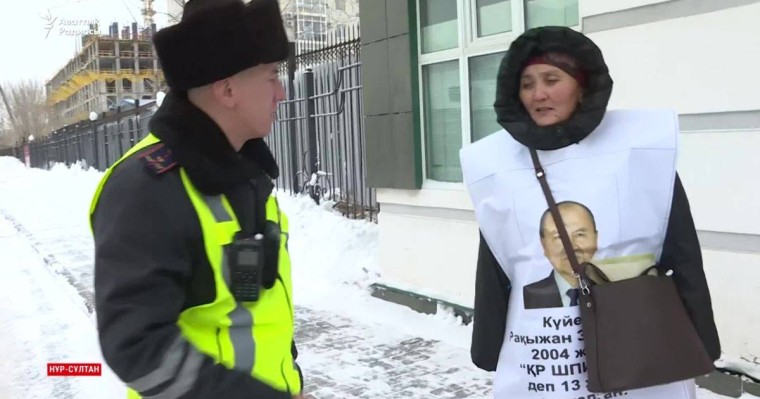 "Күйеуі Шыңжаңда қалған" әйел Қытай елшілігіне барды